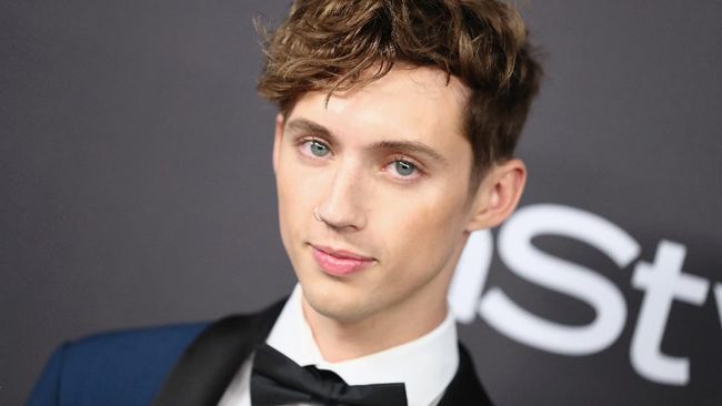 Take Yourself Home, Single Anyar Troye Sivan Soal Kegundahan Troye Sivan merilis single teranyar, Take Yourself Home, yang ia sebut sebagai diari dan memiliki perubahan makna lagu yang sesuai dengan situasi saat ini.