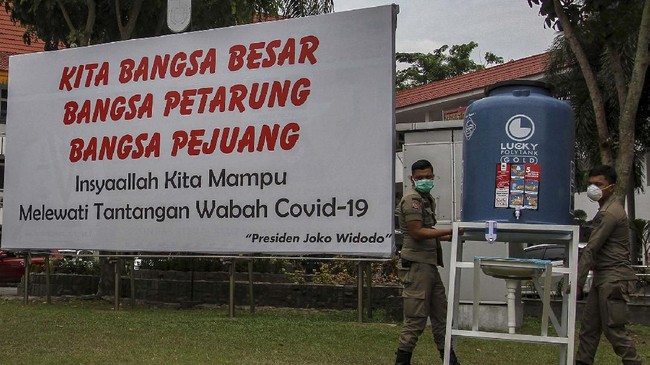 Pemprov Riau akan memberikan uang tunai senilai Rp300 ribu per bulan untuk membantu warga yang terdampak wabah virus corona.