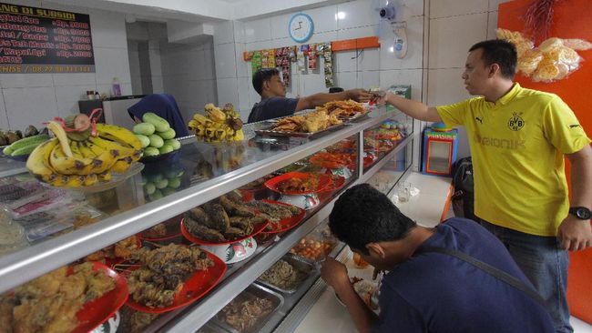 Kemenkopukm bekerjasama dengan Komunitas Warteg Nusantara memberikan layanan warteg gratis untuk pekerja informal dan ojek online.