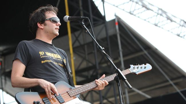 Musisi peraih nominasi Oscar dan personel Fountains of Wayne, Adam Schlesinger, meninggal dunia di usia 52 tahun karena komplikasi terkait virus corona.