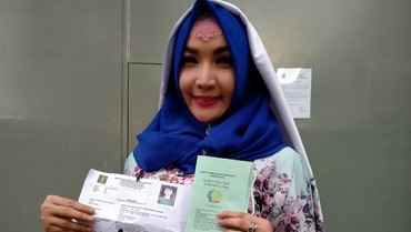 img-title Senyum Bahagia Roro Fitria Bebas dari Penjara