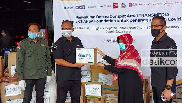 Donasi Dompet Amal telah disalurkan Transmedia dan CT Arsa Foundation. Bantuan berupa ratusan APD dan pangan itu dikirimkan pertama kali ke Depok.
