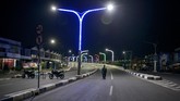FOTO: Siasat Pemberlakuan Jam Malam untuk Cegah Corona Sejumlah pemerintah daerah di Indonesia memberlakukan jam malam untuk mencegah kerumunan yang berisiko memperluas penularan virus corona (Covid-19).