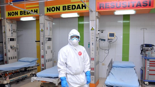 Petugas medis penanganan COVID-19 mengenakan baju Alat Pelindung Diri (APD) ketika berada di ruang isolasi Rumah Sakit rujukan khusus pasien COVID-19 Martha Friska di Medan, Sumatera Utara, Kamis (2/4/2020). Pemerintah provinsi Sumut memperpanjang sekaligus menaikkan status menjadi Tanggap Darurat hingga 21 Mei 2020 untuk mempercepat penanganan dengan mempersiapkan sejumlah rumah sakit rujukan khusus menangani COVID-19 di wilayah Sumut. ANTARA FOTO/Septianda Perdana/aww.