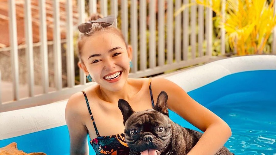 Amanda Manopo terlihat asyik berjemur dan berenang mengenakan bikini di rumahnya demi membunuh rasa bosan selama karantina diri di rumah.