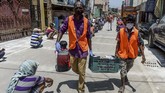 FOTO : Nestapa Perantau di Kala Lockdown di India Kaum kelas bawah di India justru semakin sengsara ketika diberlakukan penguncian wilayah (lockdown) akibat virus corona.