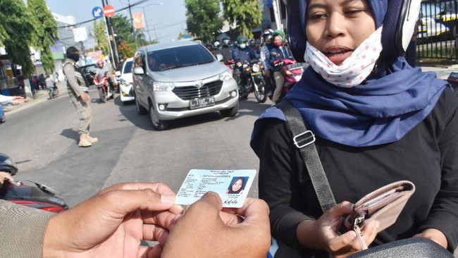Pemprov Jatim bersama Disnakertrans setempat akan memberikan Rp600 ribu bagi warga yang terkena PHK, termasuk pekerja imigran terdampak corona.