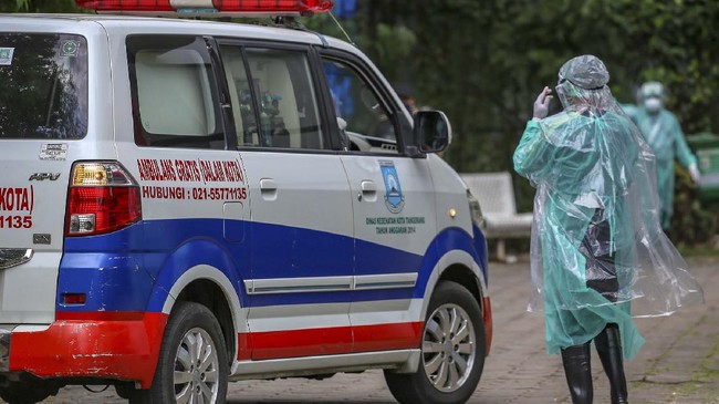Petugas beraktivitas saat pelaksanaan swab test di halaman Laboratorium Kesehataan Daerah (LABKESDA) Kota Tangerang, Banten, Kamis (2/4/2020). Pemerintah Kota Tangerang melaksanakan swab test yang dilakukan untuk tenaga medis dan orang dalam pemantauan (ODP). ANTARA FOTO/Fauzan/foc.