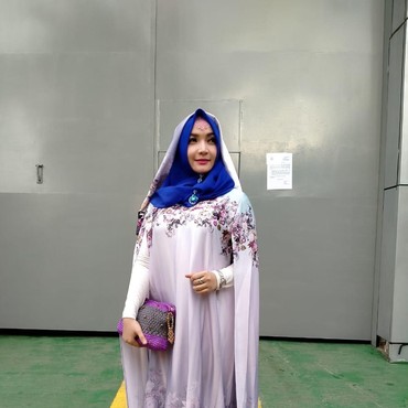 Rajin Ibadah, Roro Fitria Hadiahkan Pahala untuk Mendiang Ibunda