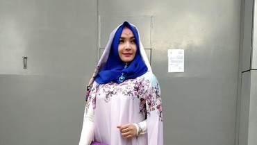 img-title Rajin Ibadah, Roro Fitria Hadiahkan Pahala untuk Mendiang Ibunda
