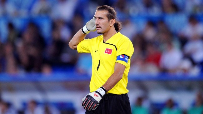 Virus corona membuat mantan kiper Barcelona Rustu Recber kritis dan kondisi kulitnya berubah warna serta tak bisa bicara.