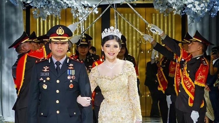 Kompol Fahrul Sudiana dicopot dri jabatannya karena melanggar Maklumat Kapolri. Dia juga terancam diperiksa karena pamer pernikahan mewahnya Bun.