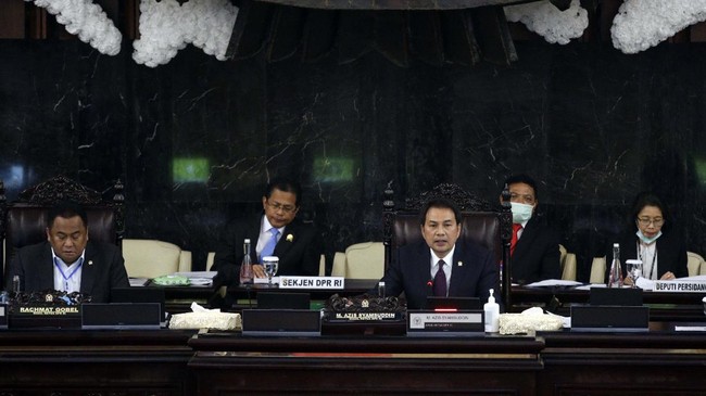 DPR menilai pemerintah harus mempertimbangkan peningkatan kasus Covid-19 beberapa waktu terakhir sebelum membuka sekolah pada Januari 2021.
