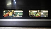 FOTO: Kereta Cepat Prancis Disulap untuk Angkut Pasien Corona Pemerintah Prancis mengevakuasi pasien virus corona menggunakan kereta cepat.