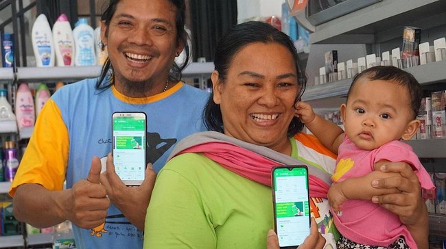 Untuk menyiasati wabah corona corona, toko kelontong di Medan menerima pemesanan melalui WhatsApp dan melayani pengantaran barang pesanan apa pun.