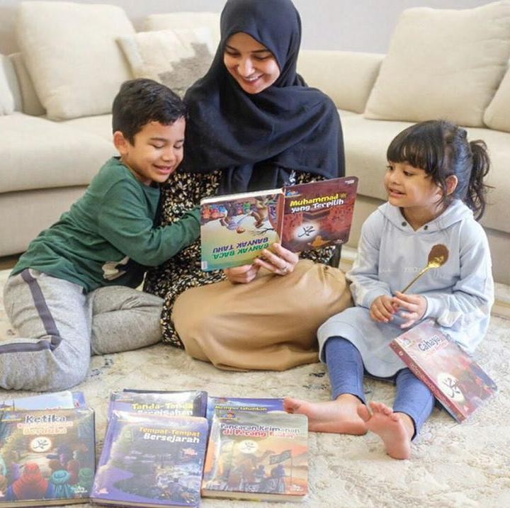 <p>Shireen Sungkar memilih mengajak dua anaknya, Adam dan Hawa untuk membaca buku untuk mengusir kebosanan di rumah. Kali ini, buku yang dibaca tentang kisah Rasulullah. (Foto: Instagram @shireensungkar)</p>