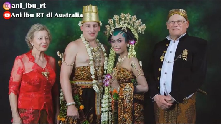 Mantan ART asal Blitar bernama Ani menikah dengan bule Swiss. Awalnya, perbedaan bahasa menjadi kendala. Tapi, mereka akhirnya bisa melalui semua itu, Bun.
