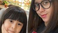 <p>Kayak kakak adik atau sepupuan nih, Bun? [Foto: Instagram @errinagracesita]  </p>
