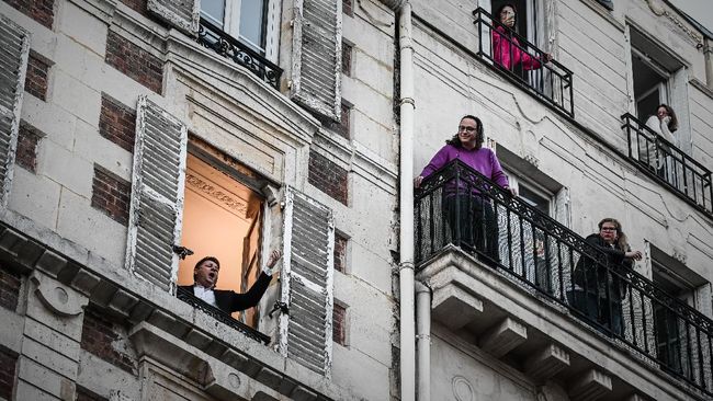 Panggung Orkestra Bermunculan di Balkon Apartemen Prancis