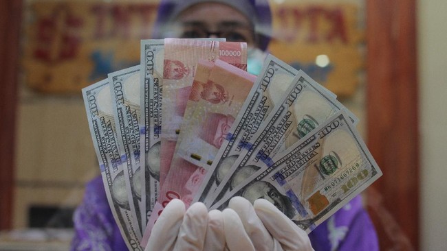 Rupiah menguat tipis 0,01 persen ke Rp14.843 per dolar AS pada Rabu (16/9) sore terangkat aksi tunggu pasar terhadap pengumuman The Fed.