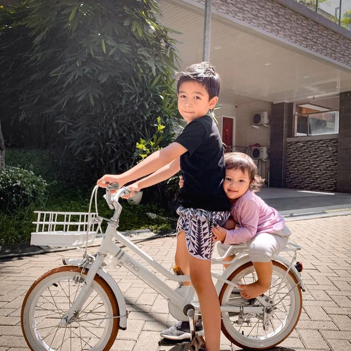 <p>Anak artis peran Shareena Gunawan dan Ryan Delon bikin gemas. Abang Ry boncengi Adik Sea naik sepeda. Akur bikin senang melihatnya.(Foto: Instagram @mrssharena)</p>