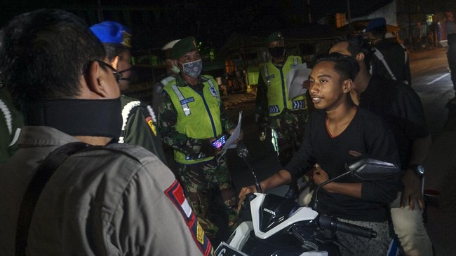 Kepolisian Daerah Jawa Barat menegaskan tak ada pemberlakuan jam malam mencegah corona, namun imbauan physical distancing diberlakukan sepanjang hari.