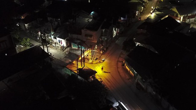 Pedagang UMKM mengeluh penerapan jam malam membuat mereka tak bisa berdagang, Pemda Aceh cabut penerapan jam malam.