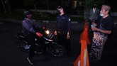 FOTO: Siasat Pemberlakuan Jam Malam untuk Cegah Corona Sejumlah pemerintah daerah di Indonesia memberlakukan jam malam untuk mencegah kerumunan yang berisiko memperluas penularan virus corona (Covid-19).