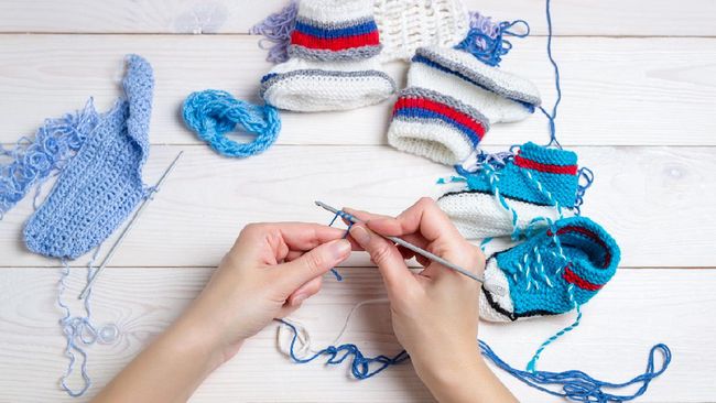 Ilustrasi Menyulam Knitting. Hand Crochet. Female hand knit hook. Top view.