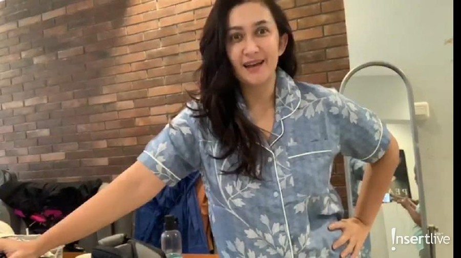 Nafa Urbach dan Zak Lee bergantian mnjaga sang putri selama isolasi diri di rumah.