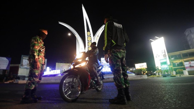Anggota DPR minta polisi tak pakai pentungan untuk laksanakan penertiban PSBB yang memiliki sanksi pidana.