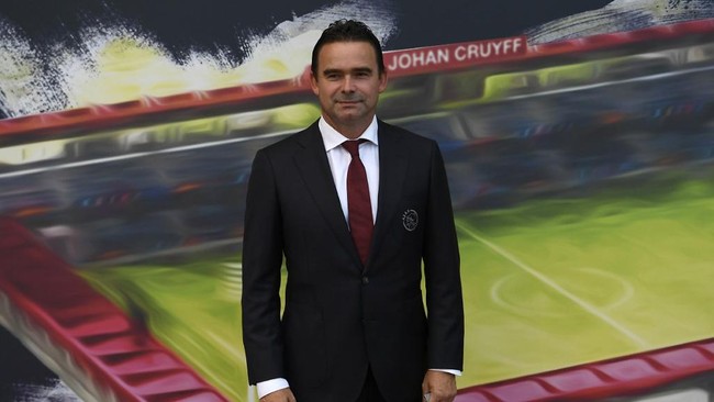 Marc Overmars samakan UEFA dengan Donald Trump karena dianggap lebih mementingkan uang dibandingkan kehidupan orang lain.