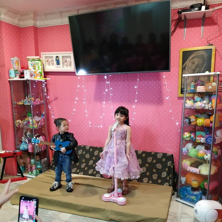 <p>Arsy dan Arsya juga tampil kompak nih, Bun, saat harus di rumah saja. Anak pasangan Anang Hermansyah dan Ashanty ini menggelar konser dadakan di rumah. Sedangkan Kakak Aurel dan orang rumah lainnya harus jadi penontonnya. (Foto: Instagram @suwarsiha)</p>