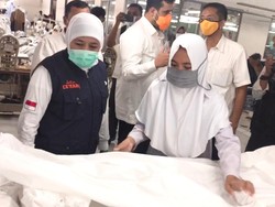 Butuh 3350 APD Per Hari, Khofifah Minta Kuota Harian ke Produsen Hazmat