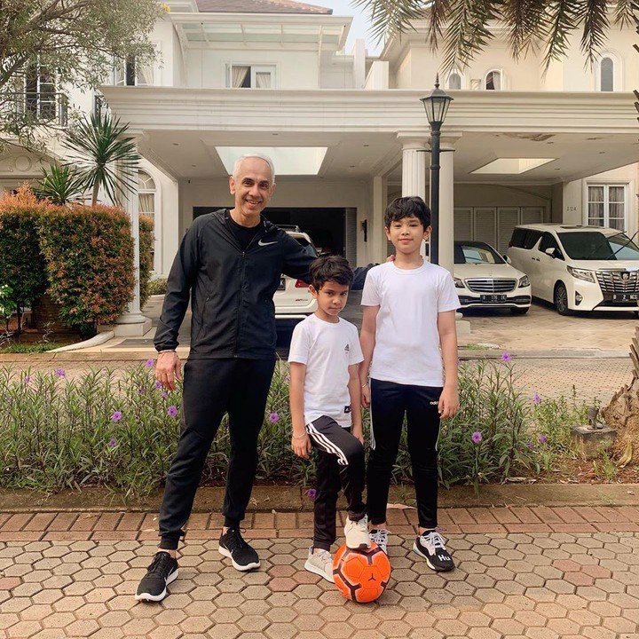 <p>Mengisi waktu selama<em> social distancing</em>, anak-anak Bunga Zainal memilih untuk main bola bersama ayahnya. Untung halaman rumahnya luas ya, Bun, jadi anak-anak tetap bisa bebas bergerak. (Foto: Instagram @bungazainal)</p>