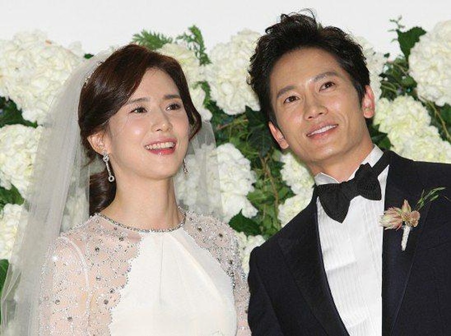 Deretan artis Korea ini terlibat cinta lokasi dengan lawan mainnya di drama. Kisah cinta mereka berakhir ke pelaminan.