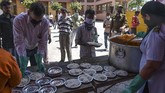 FOTO : Nestapa Perantau di Kala Lockdown di India Kaum kelas bawah di India justru semakin sengsara ketika diberlakukan penguncian wilayah (lockdown) akibat virus corona.