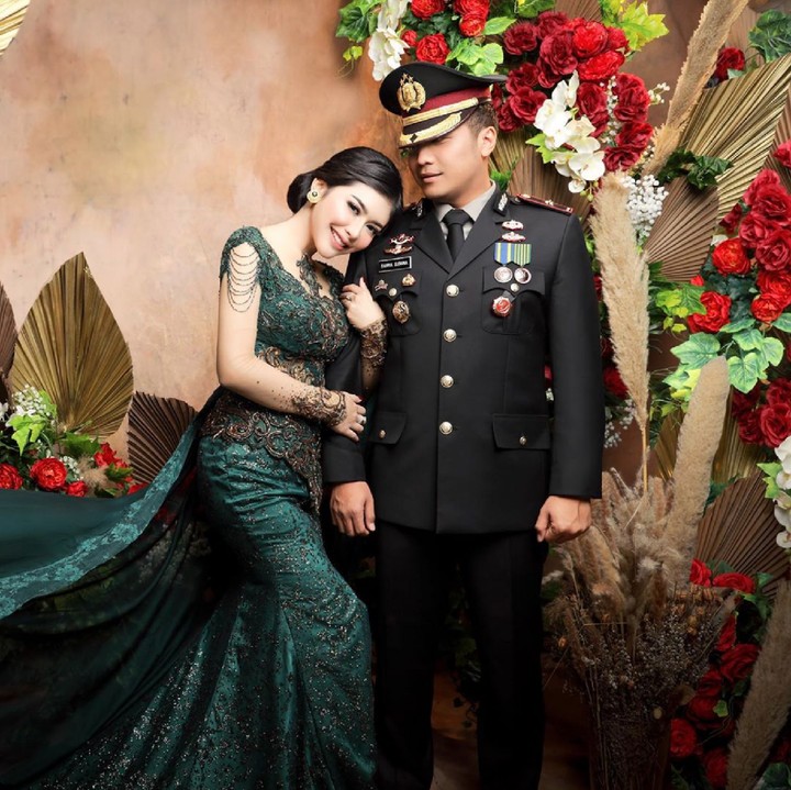 <p>Rica Andriani dan suaminya, Kapolsek Kembangan Kompol Fahrul Sudiana, menggelar resepsi pernikahan pada 21 Maret 2020. (Foto: Instagram @ricaandriani)</p>