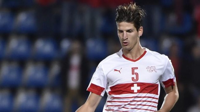 Bek Norwich City, Timm Klose, cara kontroversial mengisi masa isolasi mandiri dari virus corona, yaitu mengakses situs porno.