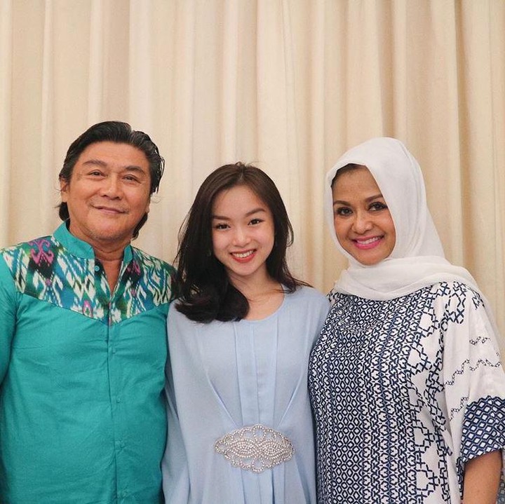 <p>Betharia Sonata dan Willy Dozan dikaruniai dua orang anak yakni Mohammad Leon Rahman Dozan dan Nabila Rahman Dozan. (Foto: Instagram @nabilahrdz)</p>