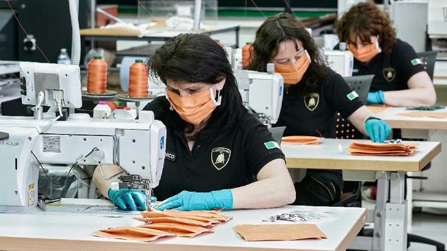 Pabrik Supercar Lamborghini Ikut Produksi Masker Lamborghini telah memutuskan mengerahkan pekerjanya untuk memproduksi masker demi membantu Italia menangani penyebaran Covid-19.