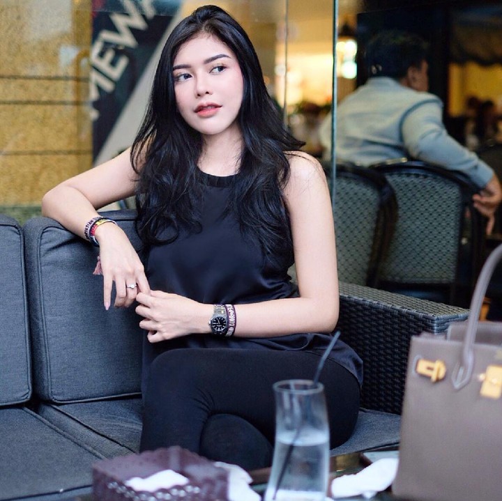 <p>Meskipun masih muda, Rica Andriani sudah mahir berbisnis dan mempunyai brand kecantikan, yaitu Rica Andriani Cosmetics. (Foto: Instagram @ricaandriani)</p>
