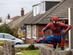 Aksi Spider-Man Hibur Anak-anak yang Bosan di Rumah