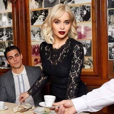 Emilia Clarke Ajak Kencan Donatur Corona, Netizen Minta Terbang Naik Naga