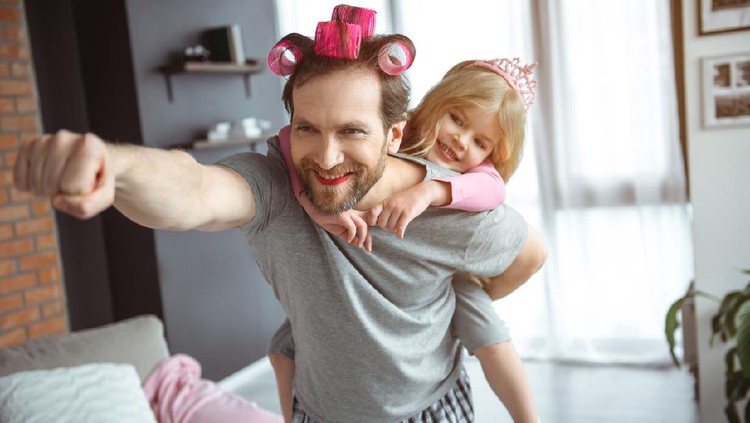 Anak-anak di suatu waktu lebih memilih bermain dengan ayahnya. Bunda jangan sedih dulu, mungkin anak punya alasan tersendiri. Simak kata ahli berikut ini.