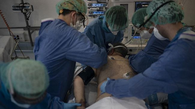 Irlandia Jadi Negara dengan Penularan Covid Tertinggi Dunia Irlandia kini menjadi negara dengan tingkat penularan Covid-19 tertinggi di dunia di tengah ancaman gelombang ketiga infeksi corona.