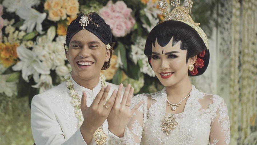 Youtuber Arief Muhammad merasa momen pandemi virus Corona adalah waktu yang tepat untuk menggelar acara pernikahan sederhana.