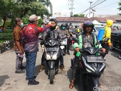 PSBB Diterapkan, Warga yang Mau Jalan-jalan Tak Bisa Masuk Surabaya