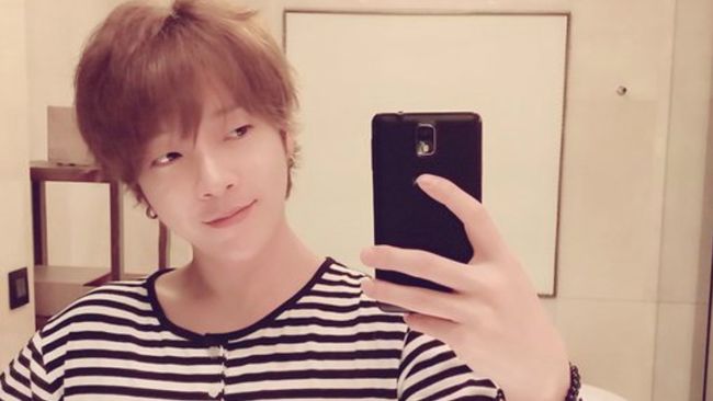 Aktor sekaligus penyanyi Jung Yoon-hak dilaporkan menjadi idol Korea pertama yang positif terinfeksi virus corona.