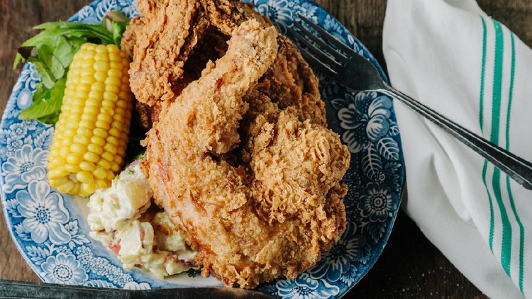 Ayam buttermilk atau ayam goreng tepung begitu digemari masyarakat dunia termasuk Indonesia. Berikut ini tips menggorengnya agar krispi dan matang di dalam.